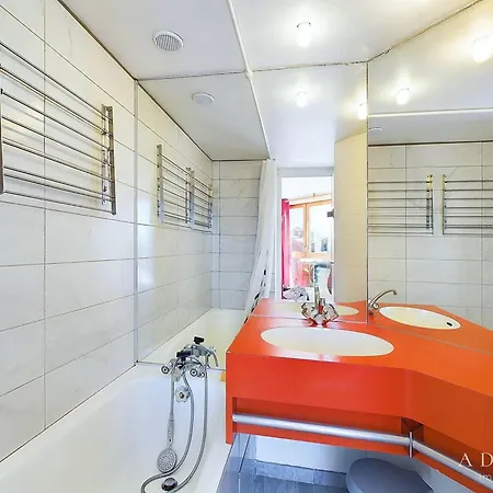 2p Avec Parking, Balcon, Pres Des Pistes Et Commerces A Montvalezan